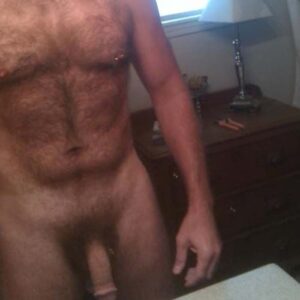 Homme a Aubagne torse poilu muscle visible erection avec piercing