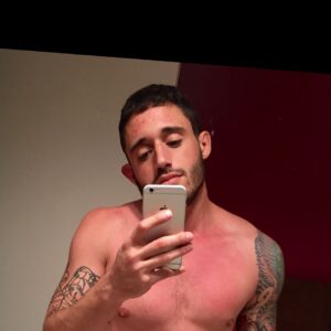 Homme a Avignon torse muscle bras tatoues peau douce au