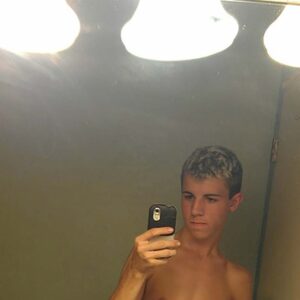 Homme a La Seyne sur Mer torse nu mince epaule fine peau