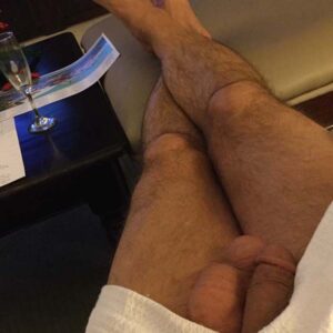 Homme a Levallois Perret allonge montrant sexe en erection et jambes