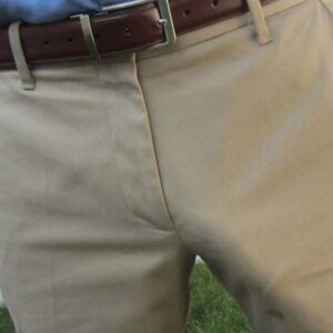 Homme a Nanterre torse et jambe visibles avec protuberance marquee