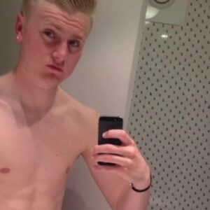 Homme a Rouen torse mince athletique muscles dessines peau lisse