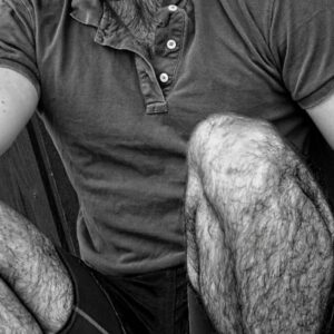 Homme a Saint Denis muscle avec bras et jambes poilus bien