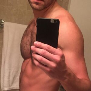 Homme a Saint Etienne torse nu avec corps muscle peau claire