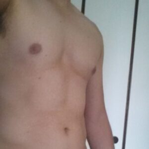 Homme athletique a Saint Paul torse nu abdos marques et pectoraux