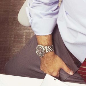 Homme de Nanterre avec bras muscles et poilus posture detendue