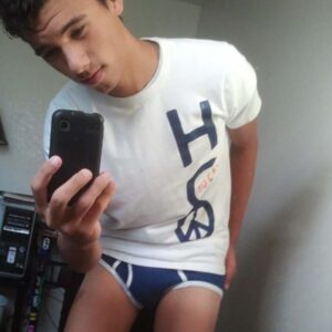 Homme mince pose Asnieres sur Seine boxer visible porteur t shirt blanc HUGO