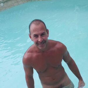 Homme torse muscle souriant dans piscine Villeneuve dAscq visible sexe sous