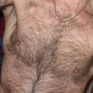 Homme torse nu a Dieppe poitrine poilue epaule tatouee visible