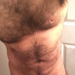 Homme torse nu a Rouen avec poitrine large et abdomen