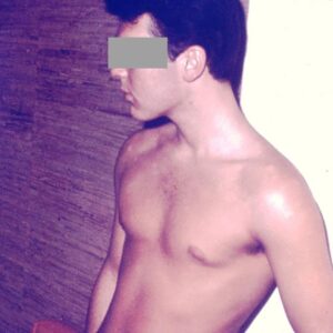 Homme torse nu athletique a Toulouse avec muscles visibles et