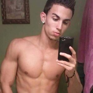 Homme torse nu muscle regardant lappareil a Montreuil ambiance interieure