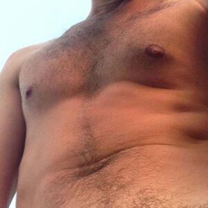 Homme torse poilu muscle a Lille proche cinema Le Majestic