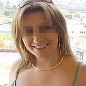 Plan cul Amiens femme blonde souriante decollete genereux visible