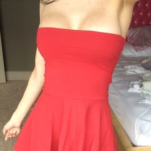 Plan cul Billere robe rouge decollete poitrine genereuse voluptueuse jambes fines bras minces au naturel 2