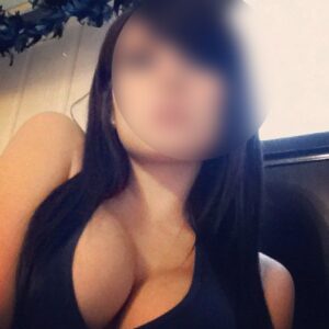 Plan cul Carcassonne poitrine genereuse sous decollete cheveux noirs lisses