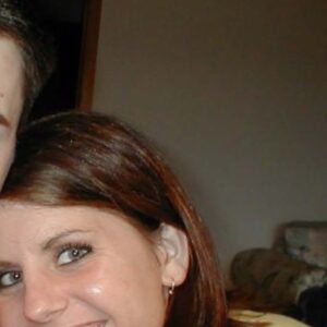 Plan cul Sarcelles avec gros cu femme poitrine genereuse souriante et yeux clairs 2