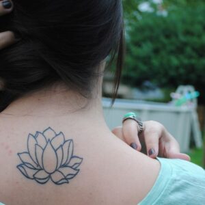 Plan cul a Begles avec une secretaire silhouette fine et dos nu marque par un tatouage lotus elegant 2