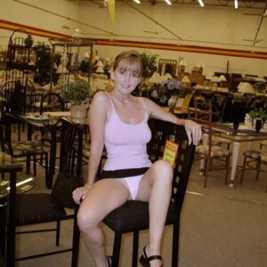 Plan cul a Coutances femme blonde seins genereux cuisses toniques