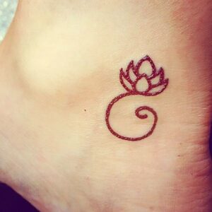 Plan cul a Grenoble tatouage lotus cheville feminine pale raffinee