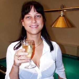 Plan cul a La Teste de Buch bikini et courbes devoilees poitrine genereuse visible moment detente avec verre de vin 2