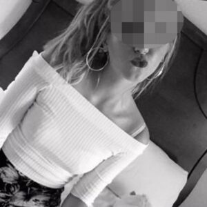 Plan cul a Langres jambes fines en legging moulant seins genereux devoiles silhouette feminine marquee et desinvolte 2