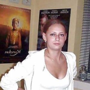 Plan cul a Thiers femme athletique avec poitrine genereuse exposee