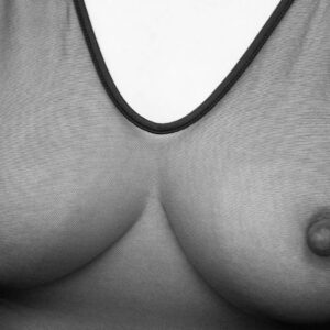 Plan cul voiron body ouvert poitrine et entrejambe devoilee peau lisse rondeurs 2