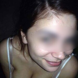 Plan q Montreuil decollete genereux devoilant seins volumineux et peau