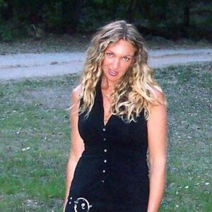 Plan q a Oyonnax femme blonde poitrine genereuse sous robe moulante noire allure athletique naturelle 2