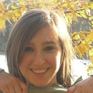 Plan sexe Bollene jeune femme en shorty hanches seduisantes et gestes doux vraie sensualite 2