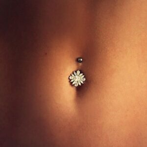 Rencontre extraconjugale a Toul ventre fin avec piercing peau lisse et halee allure naturelle et feminine 2