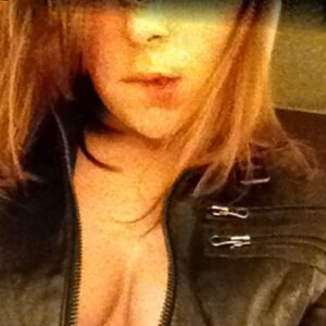 Rencontre infidele a Angouleme blonde poitrine genereuse et decollete ouvert