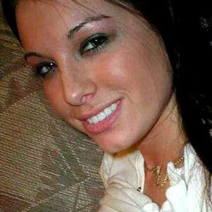 Rencontre sexy a Aubagne avec femme yeux verts cheveux noirs decollete bien visible sourire naturel et regard espiegle 2