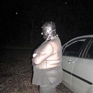 Salope de Montargis en latex noir moulant devoilant ses formes