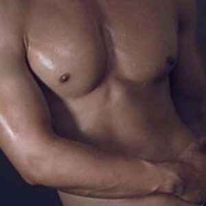 Torse muscle et peau brillante homme a Saint Maur des Fosses bras croises