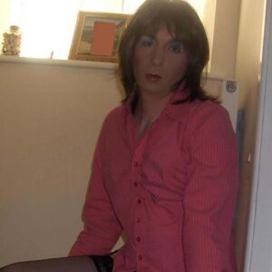 Travesti a Angers avec poitrine genereuse et jambes fines allure