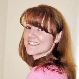 annonce coquine Trappes silhouette fine avec decollete discret mains effleurant la peau sensible 2