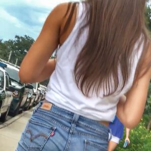 annonce sexe Bordeaux femme aux courbes genereuses jean moulant long