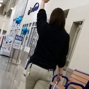 annonce sexe Montpellier silhouette feminine vue de dos poitrine genereuse