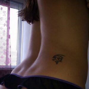 cherche plan cul Nantes dos nu tatouage au bas du dos corps mince cambre et bas violet 2