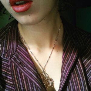 plan cul Marseille chemise deboutonnee poitrine genereuse levres rouges ambiance