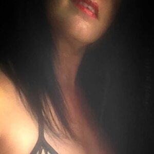 plan cul Montivilliers poitrine denudee en dentelle noire douce silhouette feminine pleine de charme et de naturel 2