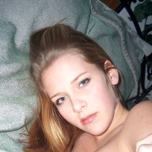 plan cul Saint Die femme guepiere fine poitrine genereuse 2