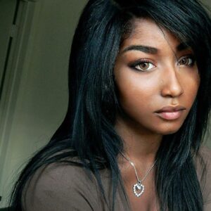 plan cul regulier Montauban femme peau foncee cheveux longs decollete poitrine genereuse collier coeur 2