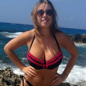 plan q a Paris avec corps feminins seins pulpeux hanches