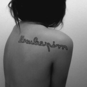 plan sexe Bar le Duc dos nu tatouage Louboutin delicat ondulations cheveux