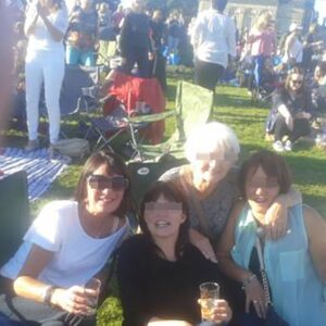 rencontre femme mature Concarneau silhouette feminine sexy avec courbes genereuses peau douce jambes fines et decollete naturel seduisant 2