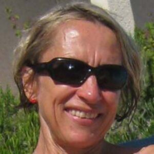 A Abbeville femme blonde souriante avec poitrine nue proeminente