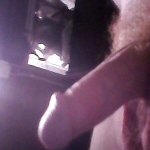 Annonce sexe a Istres homme t shirt simple erection visible et